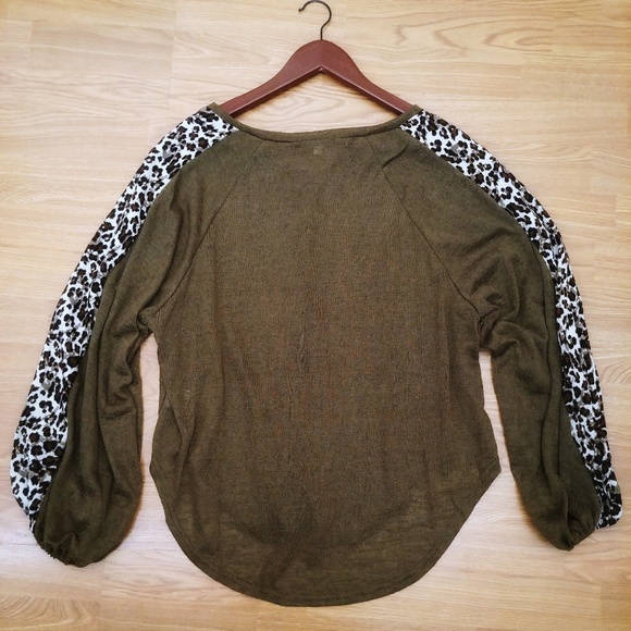 Leopard print shirt v-neck - Picture 3 of 6